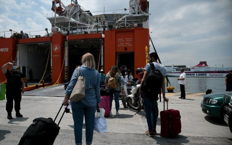 Σε εξέλιξη η έξοδος των εκδρομέων του Πάσχα – Το 100% αγγίζει η πληρότητα στα πλοία για Κυκλάδες