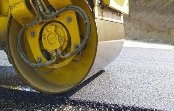 Εργασίες ασφαλτόστρωσης στην Παροικία