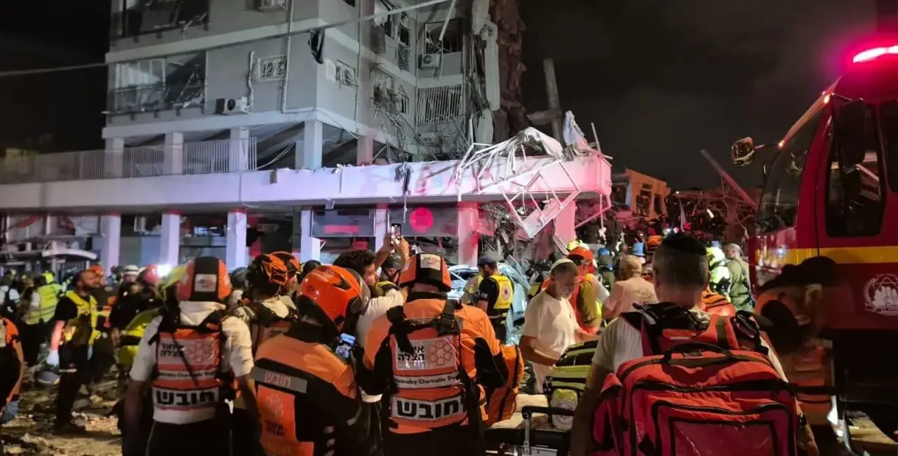 Τουλάχιστον 8 νεκροί, 200 τραυματίες και δεκάδες αγνοούμενοι από πλήγματα του Ιράν στο Ισραήλ