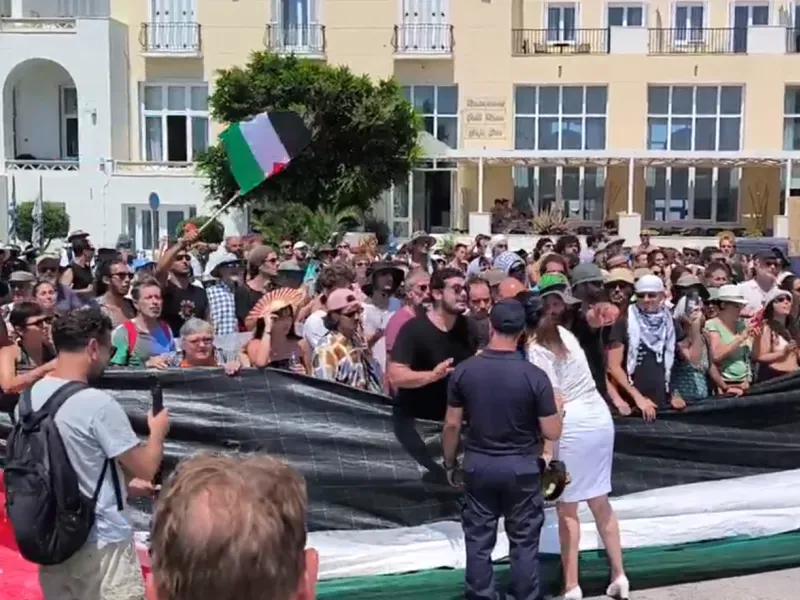 Σύρος: Για άλλο λιμάνι έβαλε πλώρη το κρουαζιερόπλοιο με Ισραηλινούς μετά το μπλόκο διαδηλωτών