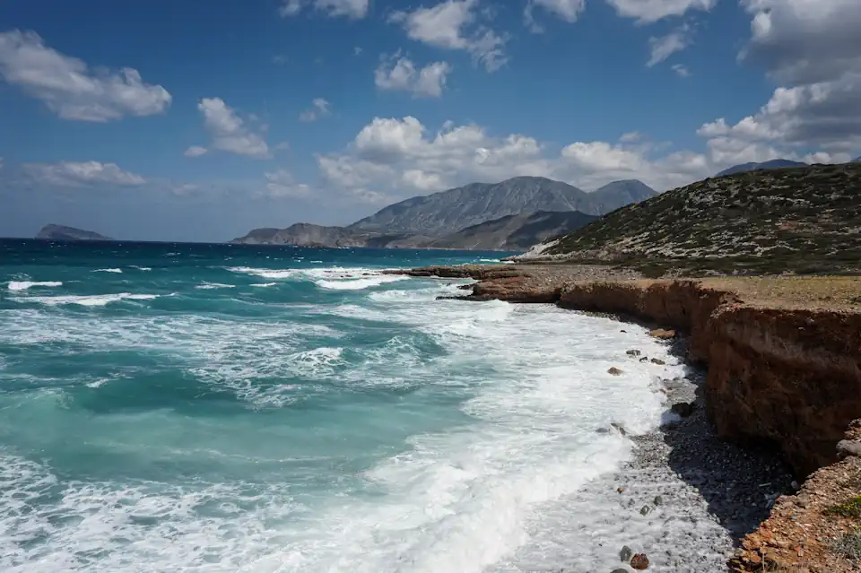 Καιρός: Σαρώνουν οι άνεμοι στο Αιγαίο - Επιμένουν τα 40άρια