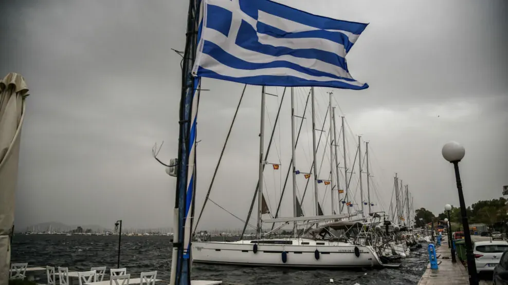 Καιρός: Σποραδικές καταιγίδες και από την Πέμπτη θυελλώδεις βοριάδες