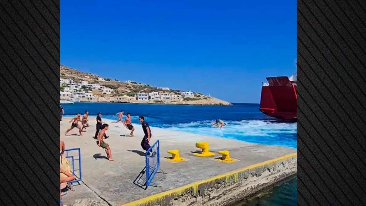 Σίκινος: Λιμενικοί προσπαθούν να σταματήσουν «απονεριστές» που βουτούν πίσω από το πλοίο που φεύγει