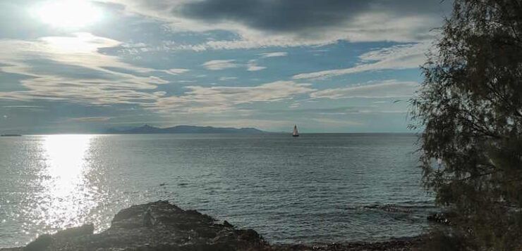 Καιρός: Αίθριος με λίγες νεφώσεις – Ασθενείς οι άνεμοι