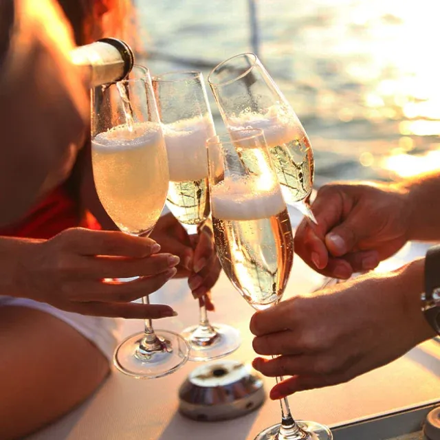 Συνελήφθη Σύρος για διακίνηση μεταναστών σε Μύκονο και Σαντορίνη - Η βιτρίνα των πολυτελών πάρτι σε γιοτ