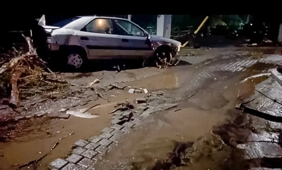 Κακοκαιρία Byron: Κόκκινος συναγερμός σε πολλές περιοχές – Πότε υποχωρούν τα επικίνδυνα φαινόμενα