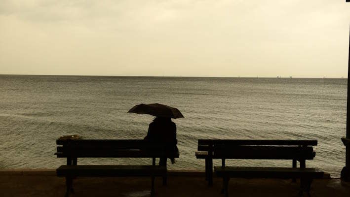 Καιρός: Τοπικές βροχές και καταιγίδες σε Κρήτη, Κυκλάδες και Δωδεκάνησα – Από Σάββατο υποχωρεί η αφρικανική σκόνη