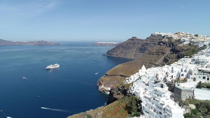 Σαντορίνη: Πλαφόν στην κρουαζιέρα, αναβάθμιση υποδομών και στοίχημα η βιωσιμότητα