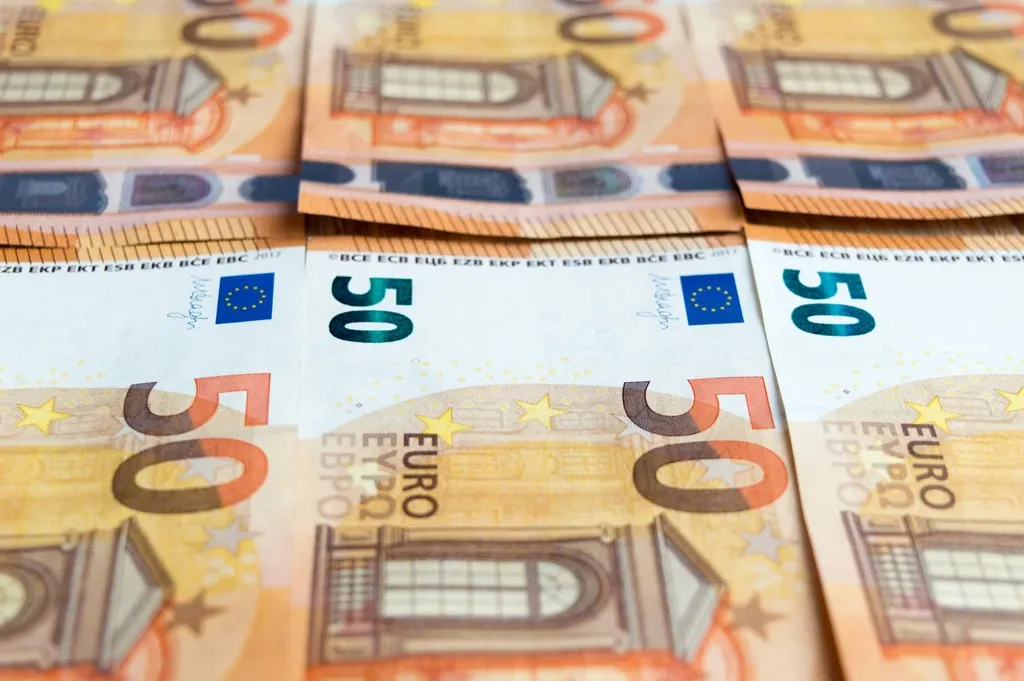 Φορολογική ενημερότητα με χρέη στην Εφορία: Οι «κόφτες», οι παρακρατήσεις και οι εξαιρέσεις
