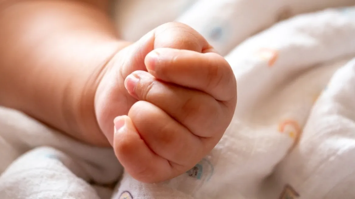 Πατέρας κακοποιούσε το βρέφος του στη μέση του δρόμου στην Σύρο μπροστά στα έκπληκτα μάτια των περαστικών