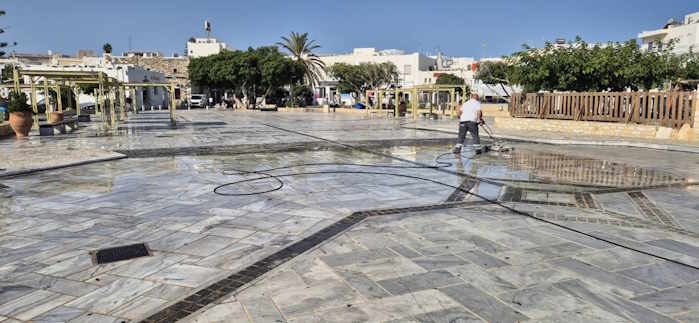 Υπογράφηκε η σύμβαση για το πλύσιμο οδών, πλατειών και κάδων στον Δήμο Πάρου