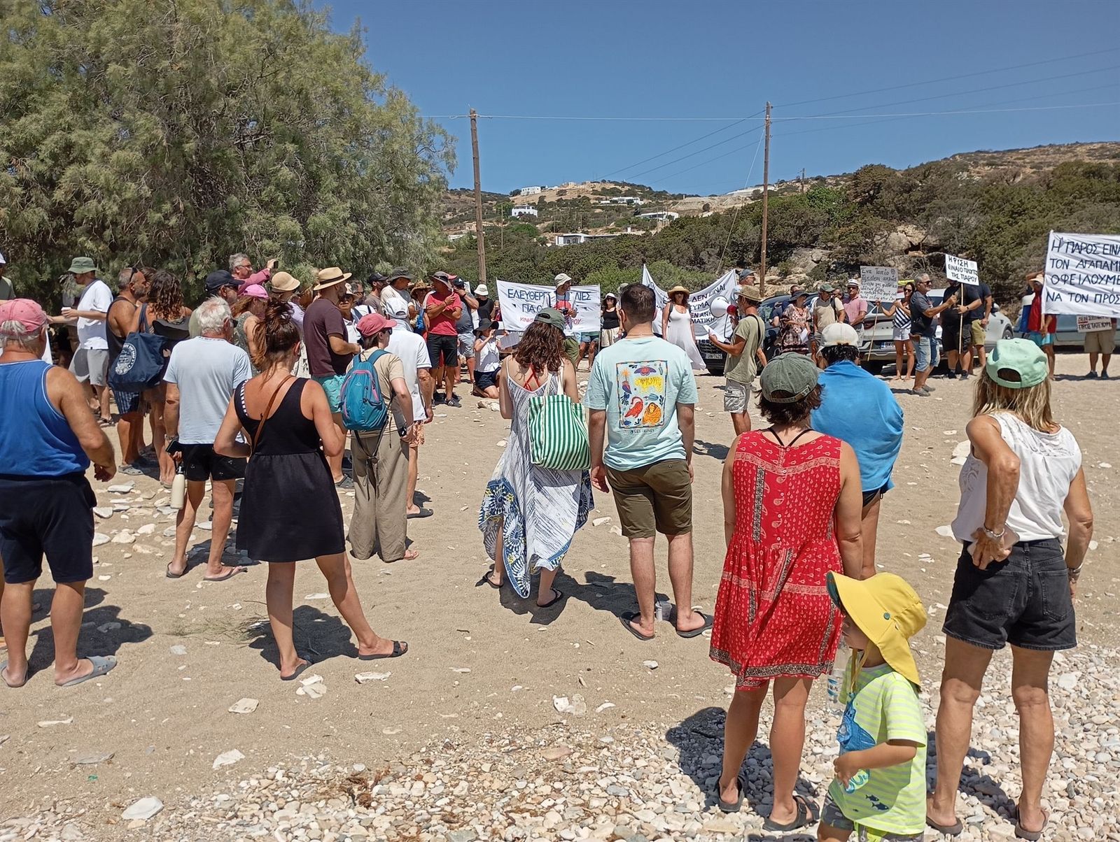 Διαμαρτύρονται οι κάτοικοι της Πάρου για τις ξαπλώστρες στις παραλίες του νησιού