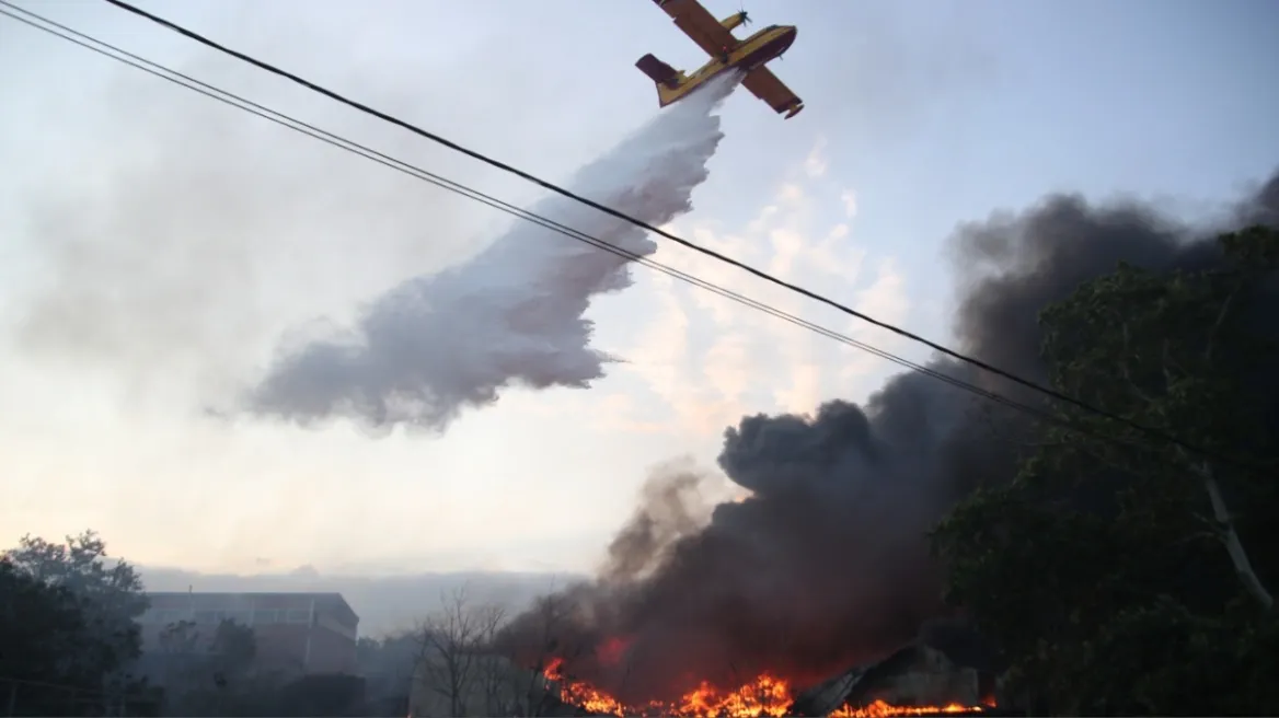 Ωραιόκαστρο: Καμένα σπίτια και επιχειρήσεις από τη μεγάλη φωτιά - Συνελήφθη 76χρονος