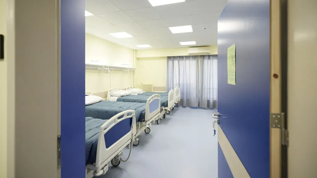 Διασωληνωμένη σε κώμα 21χρονη από την Πάρο - Ερευνάται αν της έδωσαν χάπι βιασμού