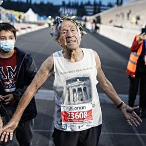 Στέλιος Πρασσάς, ετών 85. Ο μεγαλύτερος σε ηλικία αθλητής που τερμάτισε στον Μαραθώνιο της Αθήνας !