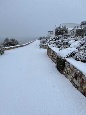 Εντυπωσιακές (χθεσινές) εικόνες από τη χιονισμένη Πάρο!