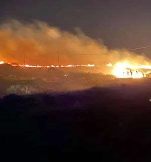 Μεγάλη πυρκαγιά στον Μώλο -Πνέουν ισχυροί άνεμοι, καλούν τους πολίτες με τα μεγάφωνα να απομακρυνθούν