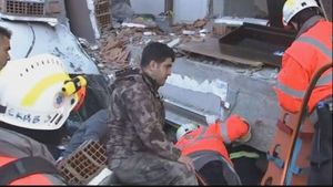 Σεισμός: Έναν 50χρονο και ένα κοριτσάκι διέσωσε η ελληνική ΕΜΑΚ -  Συνεχίζει τις προσπάθειες διάσωσης