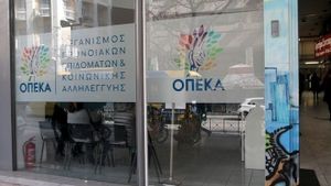 Καταβάλλονται σήμερα τα επιδόματα από τον ΟΠΕΚΑ