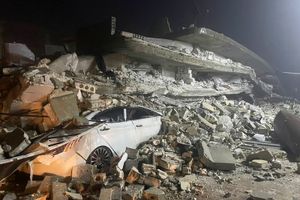 Σεισμός: Πολυκατοικίες στην  Τουρκία καταρρέουν σαν χάρτινοι πύργοι