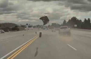 Τρομακτικό τροχαίο: Αυτοκίνητο εκτινάσσεται στον αέρα όταν χτύπησε σε λάστιχο