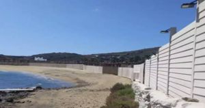 Μύκονος: Σφοδρές αντιδράσεις για τον τεράστιο φράχτη στην παραλία Πάνορμος