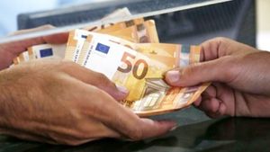 Σε ισχύ ο νέος κατώτατος μισθός στα 780 ευρώ - Πώς διαμορφώνονται τα επιδόματα