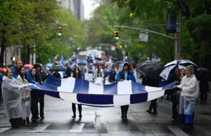 Υπό βροχή η μεγάλη παρέλαση της Ομογένειας για την 25η Μαρτίου στο Μανχάταν