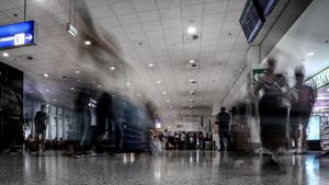 Άνοδος πτήσεων και διακίνησης επιβατών στα αεροδρόμια