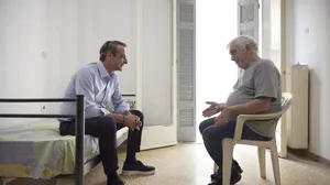 Η επίσκεψη Μητσοτάκη στο σπίτι πρώην αστέγου - Δείτε τη συζήτησή τους