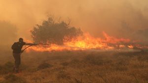 Πυρκαγιές: Καλύτερη εικόνα στη Δυτική Αττική, σε ύφεση στο Λουτράκι - Δύσκολη κατάσταση στη Ρόδο