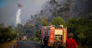 Μάχη με τις φλόγες σε Αίγιο, Κέρκυρα, Κάρυστο, Ρόδο