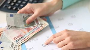 Τριπλό εισοδηματικό όφελος για δημοσίους υπαλλήλους και συνταξιούχους