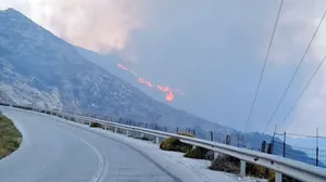 Συνεχίζει να καίει η φωτιά στη Νάξο - Προς το χωριό Κινίδαρος το μέτωπο - Ενισχύονται οι πυροσβεστικές δυνάμεις