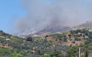 Οριοθετήθηκε η πυρκαγιά στην Κεραμωτή Νάξου