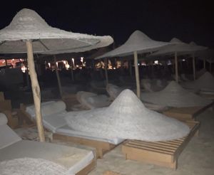 Νάξος: Στο αυτόφωρο 3 επιχειρηματίες που ξανάβαλαν ξαπλώστρες σε παραλία μέσα στη νύχτα