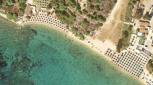 Κλιμάκωση των αντιδράσεων για τις ξαπλωστρες– Τι προβλέπει η νομοθεσία