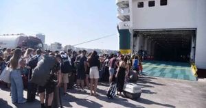 Συνεχίζεται η έξοδος των αδειούχων - Γεμάτα αναχωρούν τα πλοία από τα λιμάνια