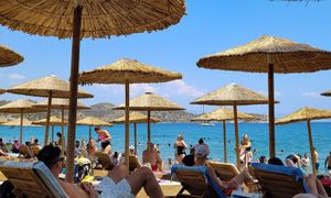 Ελεύθερες παραλίες: Άλλες 6 συλλήψεις σε Νάξο και Μύκονο για ξαπλώστρες