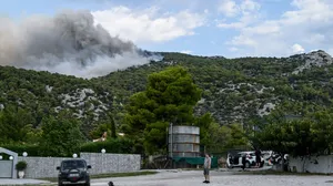 Άνεμοι 7 μποφόρ στην Πάρνηθα: Η φωτιά ανεβαίνει μπαίνει στον Εθνικό Δρυμό