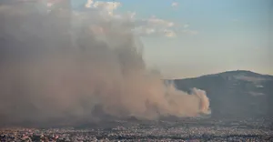 Mάχη με τις φλόγες στη περιοχή της Φυλής – Προσπάθειες να μην μπει η φωτιά στο Δρυμό της Πάρνηθας