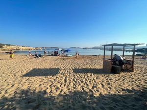 H πρώτη νίκη για το "κίνημα της πετσέτας" - Δείτε τη Μικρή Σάντα Μαρία στην Πάρο χωρίς ξαπλώστρες!