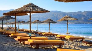 Χαλκιδική: Υπεύθυνος beach bar έδειρε ζευγάρι που ήθελε να καθίσει στην παραλία με πετσέτα