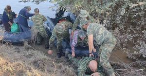 Πεζοναύτης ξάπλωσε στις λάσπες για να περάσουν πάνω του ηλικιωμένοι πλημμυροπαθείς