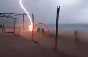 Σοκαριστικό βίντεο: Η στιγμή που κεραυνός σκοτώνει δύο ανθρώπους σε παραλία στο Μεξικό