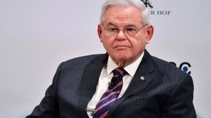 Ο Αμερικανός γερουσιαστής Μενέντεζ διώκεται για διαφθορά - Βρέθηκαν ράβδοι χρυσού και πολυτελή αυτοκίνητα