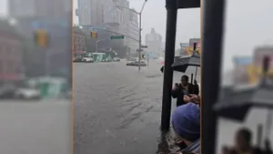 Εικόνες χάους στη Νέα Υόρκη: Καταιγίδα μετέτρεψε σε ποτάμια τους δρόμους