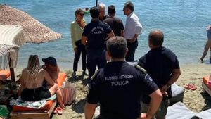 Spiegel: Σε ποιoν ανήκουν οι παραλίες της Ελλάδας; Επιμένει το «κίνημα για ελεύθερες παραλίες»