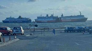 Ραφήνα: Ακινητοποιημένα τρία πλοία πολύ κοντά το ένα με το άλλο - Έμπλεξαν τις άγκυρές τους