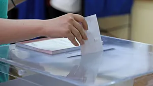 Άνοιξαν οι κάλπες για τις επαναληπτικές αυτοδιοικητικές εκλογές - Ψηφοφορία σε 84 δήμους και 6 περιφέρειες